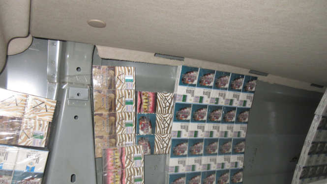 Auto sienā paslēptas daudz cigarešu paciņas 