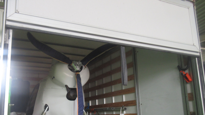 Muitnieki transportlīdzekļa kravas nodalījumā atrod lidaparātu, kuram nav pieteikta muitas procedūra.