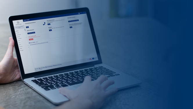 Portatīvajā datorā atvērta EDS sākumlapa, zils fons