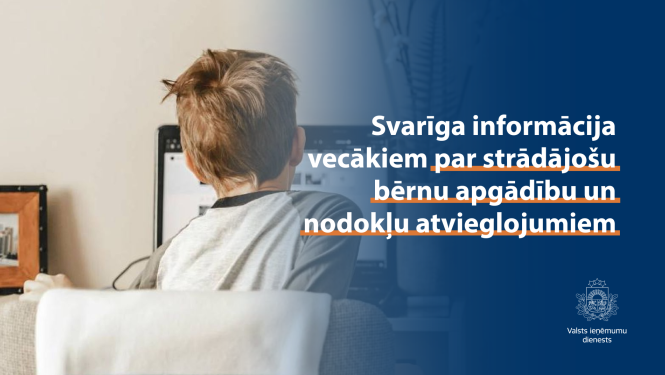 Ilustratīvs attēls: bērns sēž un skatās datorā