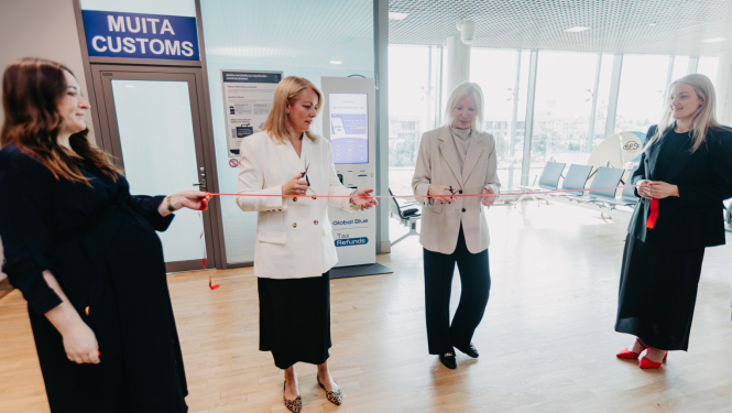 Pasākuma dalībnieces svinīgi atklāj pašapkalpošanās kiosku