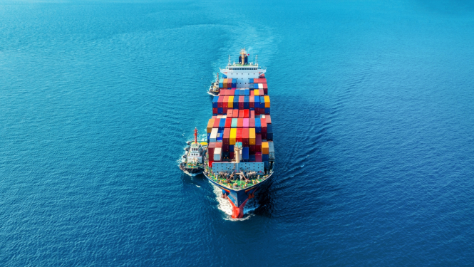 Kravas kuģis uz ūdens 