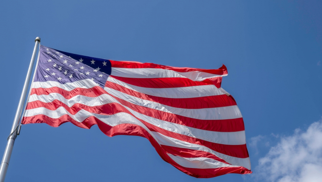 Plīvojošs Amerikas Savienoto valstu karogs