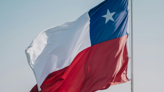 Čīles karogs plīvo mastā