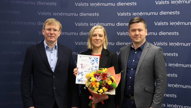 VID ģenerāldirektore saņemot apbalvojumu un LVRTC pārstāvji 