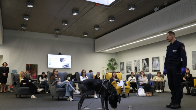 Kinologa paraugdemonstrējumi ēnu dienas dalībniekiem