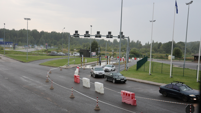 Automašīnas stāv rindā muitas kontroles punktā