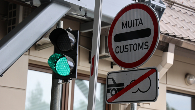 Luksaforā zaļā gaisma un ceļa zīmes "Muita", "Izslēgt dzinēju"