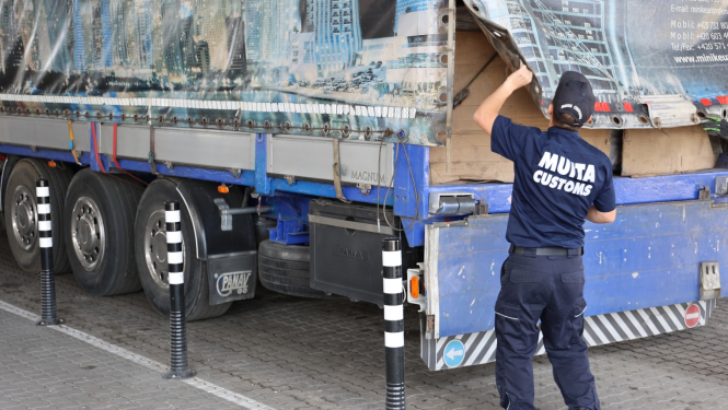 Muitas darbinieks veic kravas automabīļa kontroli