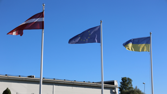 Trīs karogi plīvo mastos