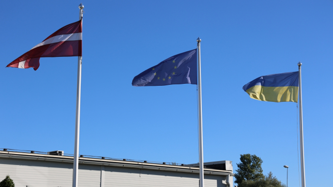 Latvijas, Ukrainas un Eiropas Savienības karogi plīvo mastos
