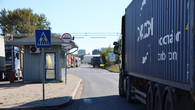 Izbraukšana no Rīgas brīvostas MKP, kreisajā pusē kravasautomašīnas sāns