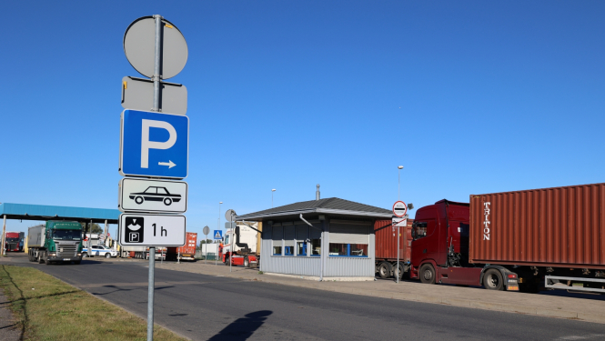 Muitas paviljons uz joslas Rīgas brīvostas teritorijā