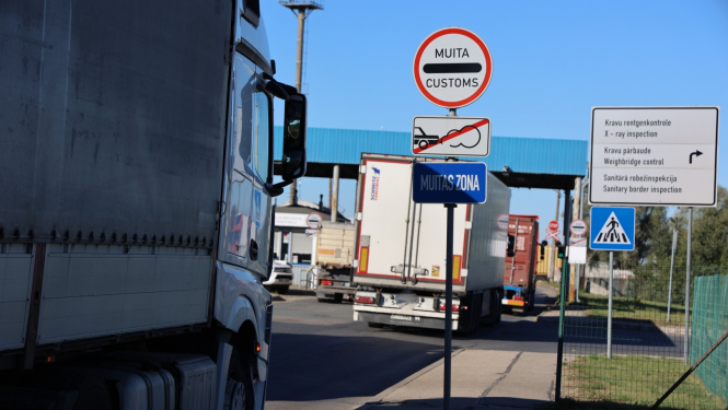 Kravas automašīnas muitas zonā