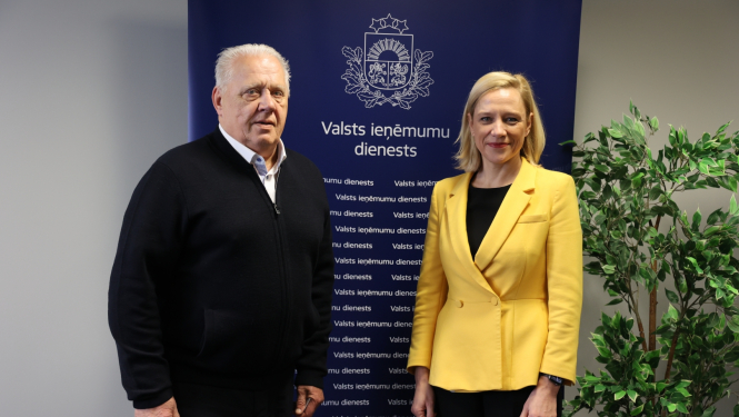 VID ģenerāldirektore Baiba Šmite-Roķe un biedrības “Latvijas Ceļu būvētājs” valdes priekšsēdētājs Andris Bērziņš 
