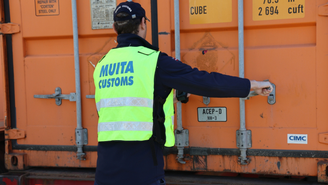 Muitas darbinieks pie kravas automašīnas