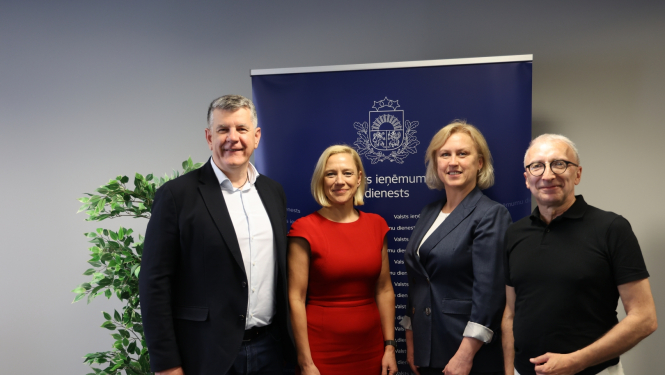 VID un Latvijas Tirgotāju Asociācijas vadības kopīgais foto 