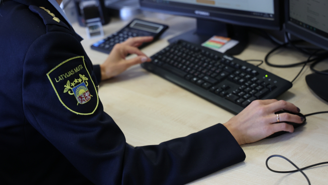 Roka uz datorgalda ar datorpeli 