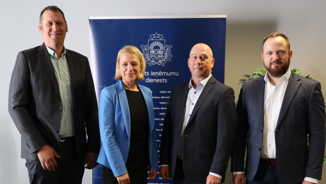 •	Kopīgs ģenerāldirektores Baiba Šmite-Roķes lauksaimnieku biedrības “Zemnieku saeima” foto pēc sadarbības vienošanās parakstīšanas