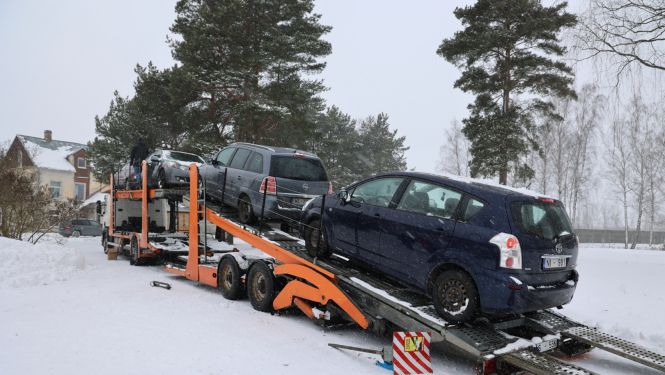 Vairākas mašīnas uz auto treilera