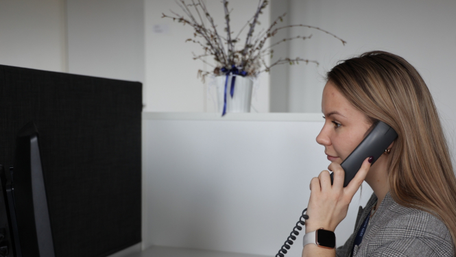 Sieviete ar telefona klausuli