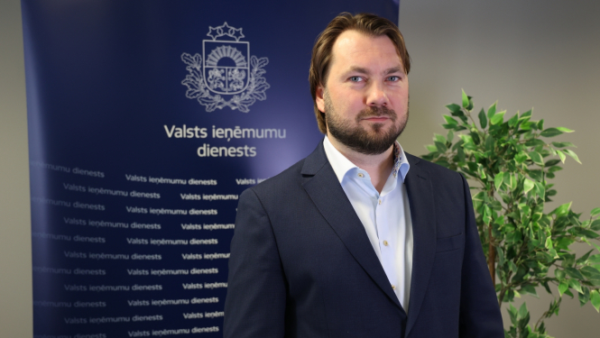 J.Upmanis, aizmugurē VID baneris