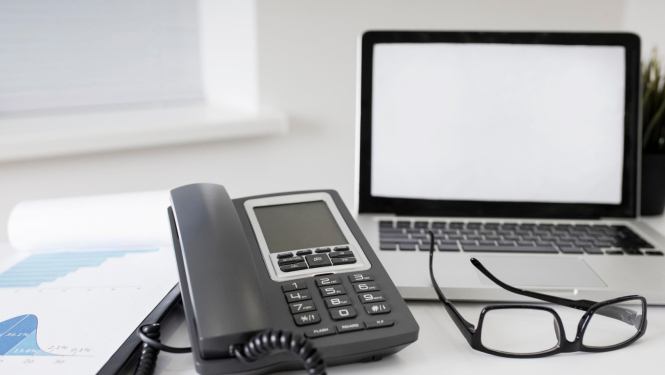 Galds ar datoru, telefonu un brillēm