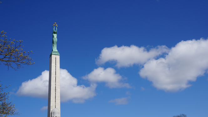 Brīvības piemineklis debesu fonā