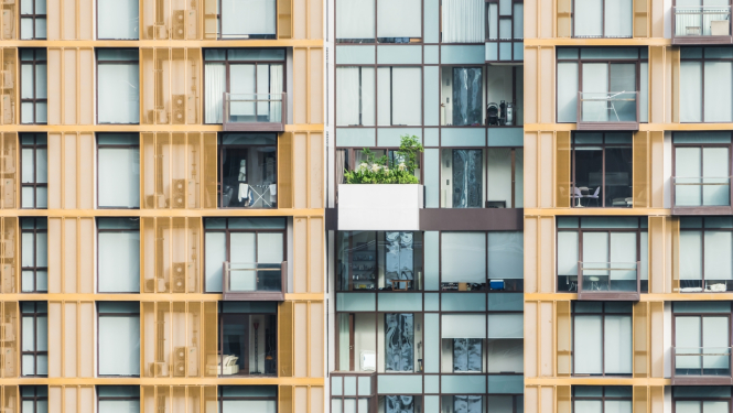 Daudzdzīvokļu mājas fasāde