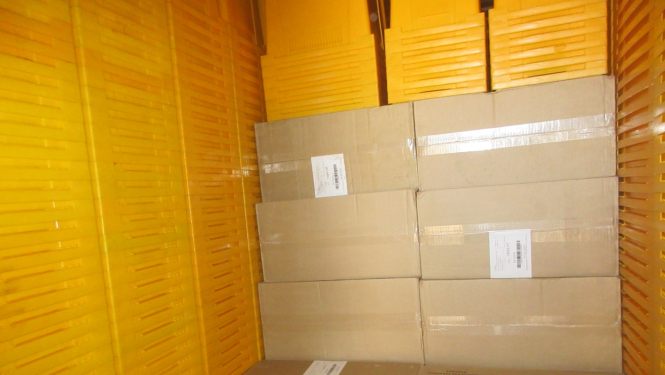 Kartona kastes un plastmasas veļas grozi vilciena vagonā 