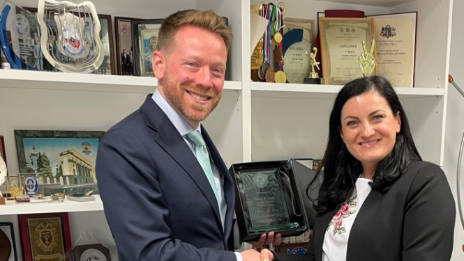 Valsts ieņēmumu dienesta Nodokļu un muitas policijas pārvaldes amatpersona saņem apbalvojumu “Par nenovērtējamo partnerību FIB cīņā pret Krievijas draudiem”