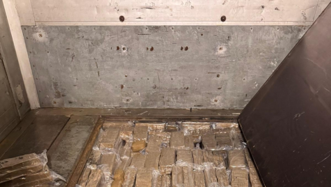 daudz plēvē satīti hašiša iepakojumi kravas auto nodalījumā 