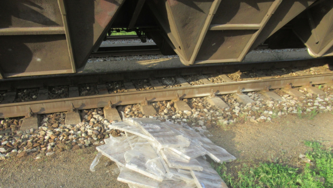 Polietilēna iepakojumi ar cigaretēm uz sliedēm