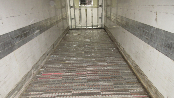 Puspiekabes grīdā izveidotā slēptuvē atrodas 170 tūkstoši kontrabandas cigarešu.