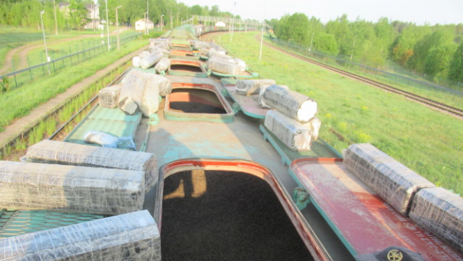 Polietilēnā ietītas cigaretes uz vagonu jumtiem