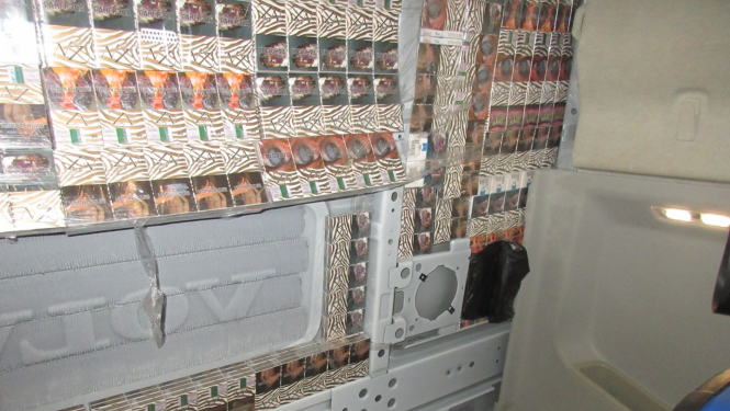 Kravas automašīnas “Volvo” sienā izveidots slēpnis ar kontrabandas cigaretēm