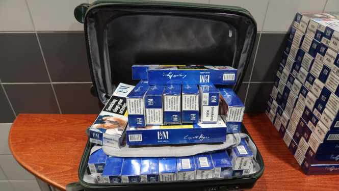 Kontrabandas cigarešu bloki atvērtā koferī 