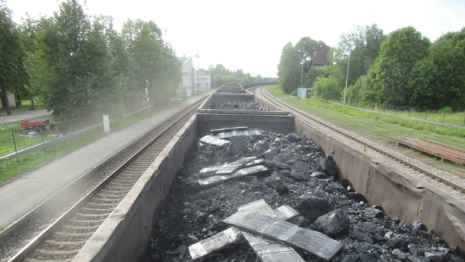 Plēvē ietītas cigaretes vagonos ogļu kravā 