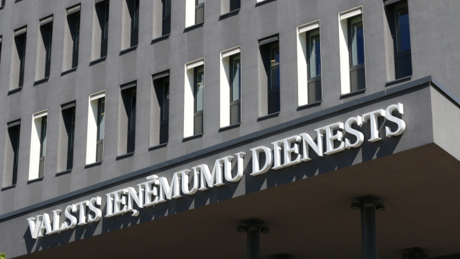 VID ēkas ieejas fasāde