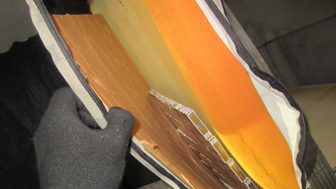 Kravas transportlīdzekļa vadītāja guļvietā paslēptas kontrabandas cigaretes