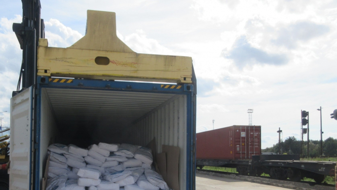 Sausā piena maisi kravas furgonā