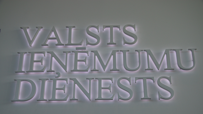 Uzraksts uz sienas "Valsts ieņēmumu dienests"