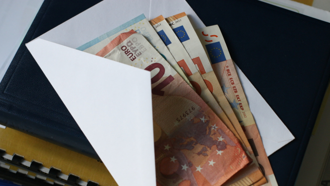 Naudas banknotes aploksnē