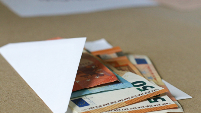 Aploksnē ievietotas naudas banknotes