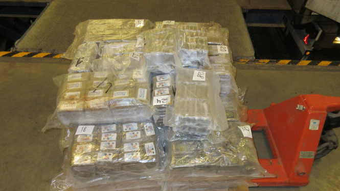 Vairāki kaudzē sakrauti iepakojumi ar narkotiskajām vielām 