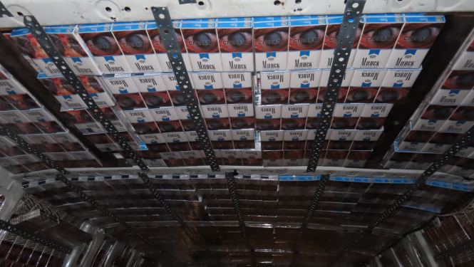 Mikroautobusa jumta konstrukcijā paslēptas kontrabandas cigaretes