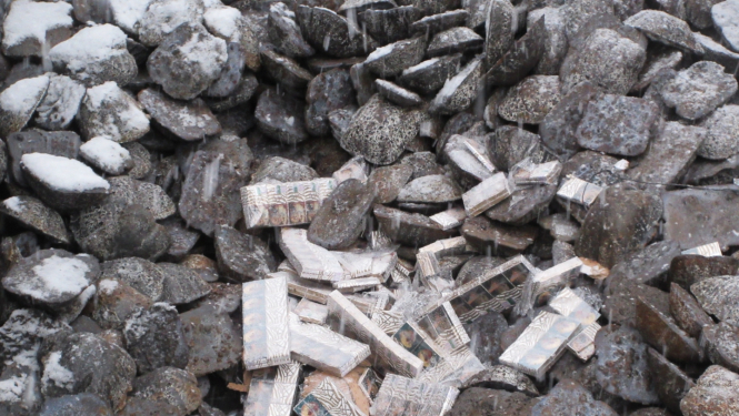 Čuguna gabalos ieraktas daudz cigarešu paciņas