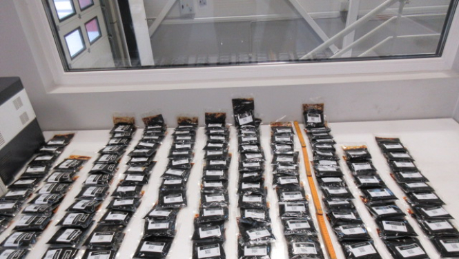 Ūdenspīpju tabakas iepakojumi uz galda 