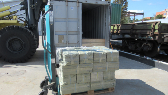 No konteinera izņemts lieli iepakojumi ar kontrabandas cigaretēm