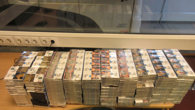 Uz galda saliktas daudz “Minsk” cigarešu paciņas